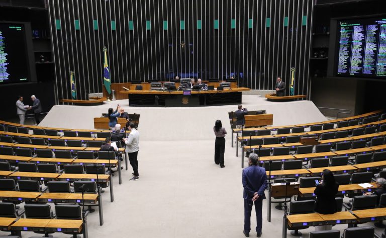 Deputados analisam pedidos de urgência para projetos de lei; acompanhe